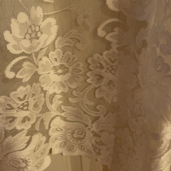 Beautiful vintage lace curtain - Picture 2 of 4
